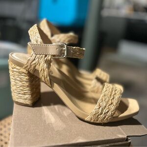 Natural dress sandal